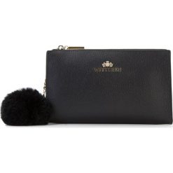 Torebka damska 87-4-579-1. Czarne torebki klasyczne damskie Wittchen, w paski, eleganckie, zdobione, z breloczkiem. Za 299,00 zł.