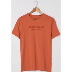 T-shirt z nadrukiem - Pomarańczowy. Pomarańczowe t-shirty męskie House, s, z nadrukiem, bez kołnierzyka. Za 29,99 zł.