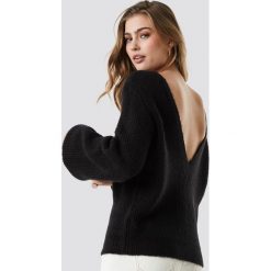Linn Ahlborg x NA-KD Sweter z głębokim dekoltem na plecach - Black. Czarne swetry klasyczne damskie marki Linn Ahlborg x NA-KD, z dzianiny, z dekoltem na plecach. Za 161,95 zł.