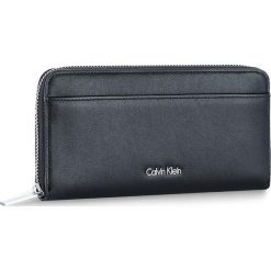 Portfele damskie: Duży Portfel Damski CALVIN KLEIN BLACK LABEL – Sarah Large Ziparoud K60K603531 001