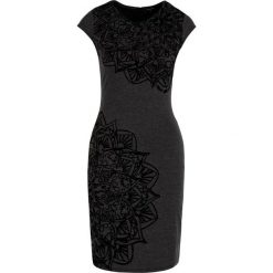 Sukienka dzianinowa Desigual Landi 19WWVK64. Szare sukienki damskie Desigual, l, bez wzorów, z elastanu, bez kołnierzyka, bez rękawów. W wyprzedaży za 269,00 zł.