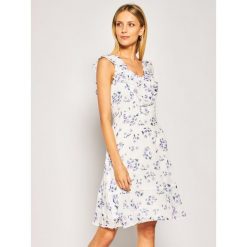 Sukienka letnia DKNY DD9BY153. Białe sukienki damskie DKNY, na lato, bez wzorów, z poliesteru, bez kołnierzyka, bez rękawów. W wyprzedaży za 449,00 zł.