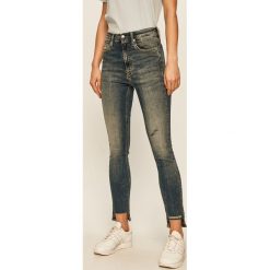 Calvin Klein Jeans - Jeansy CKJ 010. Niebieskie jeansy damskie Calvin Klein Jeans, z podwyższonym stanem. W wyprzedaży za 399,90 zł.