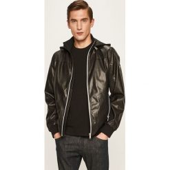 Guess Jeans - Kurtka. Czarne płaszcze męskie Guess Jeans, s, z aplikacjami, z elastanu, krótkie, z kapturem. Za 699,90 zł.