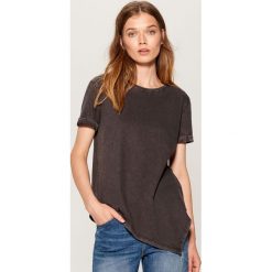 Bawełniana koszulka z asymetrycznym dołem - Czarny. Czarne t-shirty damskie marki Mohito, l, z bawełny, z asymetrycznym kołnierzem. Za 49,99 zł.