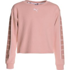 Puma STYLE CREW Bluza peach beige. Czerwone bluzy chłopięce Puma, z bawełny. Za 149,00 zł.