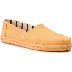 Espadryle TOMS - Classic 10013497 Gold Fushion Heritage Canvas On Rope. Żółte espadryle damskie marki Toms, bez wzorów, z tworzywa sztucznego, bez obcasa, na płaskiej podeszwie. Za 239,00 zł.