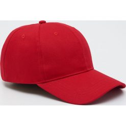 Czapka z daszkiem - Czerwony. Czerwone czapki damskie Sinsay, bez wzorów. Za 9,99 zł.