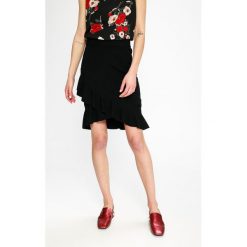Vero Moda - Spódnica Mya. Czarne spódniczki damskie dzianinowe marki Vero Moda, s, z podwyższonym stanem, mini. W wyprzedaży za 89,90 zł.