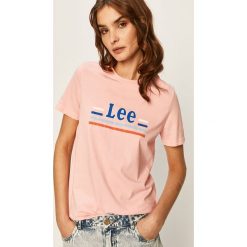 Lee - T-shirt. Różowe bluzki damskie Lee, s, z nadrukiem, z bawełny, casualowe, z okrągłym kołnierzem. W wyprzedaży za 89,90 zł.