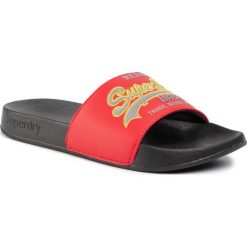 Klapki SUPERDRY - Vintage Logo Cny Pool Slide WF300011A Black 02A. Czerwone klapki damskie Superdry, bez wzorów, ze skóry ekologicznej, bez obcasa. Za 129,00 zł.