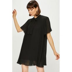 Answear - Kombinezon Night Fever. Czarne kombinezony damskie marki ANSWEAR, l, z materiału, z krótkim rękawem, krótkie. W wyprzedaży za 99,90 zł.