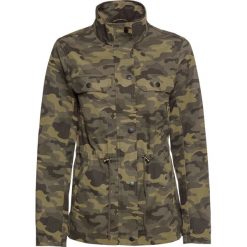 Kurtka w deseń moro bonprix oliwkowo-khaki z nadrukiem. Zielone kurtki damskie bonprix, z nadrukiem, bez kaptura. Za 179,99 zł.