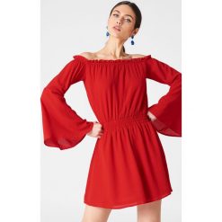 Sukienki: NA-KD Boho Sukienka z odkrytymi ramionami i szerokim rękawem – Red