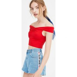 Jeansowe spodenki mom fit z lampasami. Niebieskie szorty damskie Pull&Bear, bez wzorów, z jeansu. Za 99,90 zł.