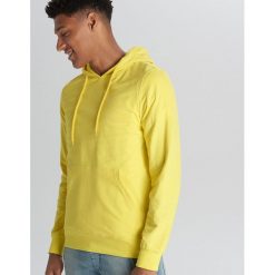 Bluza z kapturem basic - Żółty. Żółte bluzy męskie Cropp, s, bez wzorów, z kapturem, bez rękawów, z kapturem. Za 79,99 zł.