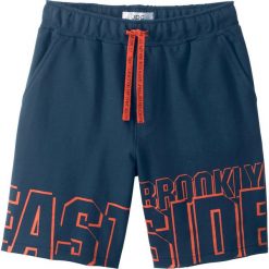 Bermudy dresowe bonprix ciemnoniebieski z nadrukiem. Niebieskie dresy chłopięce bonprix, z nadrukiem, z bawełny. Za 37,99 zł.