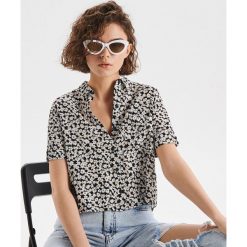 Krótka koszula z nadrukiem - Czarny. Czarne koszule damskie Cropp, xl, z nadrukiem, bez kołnierzyka, z krótkim rękawem. W wyprzedaży za 19,99 zł.