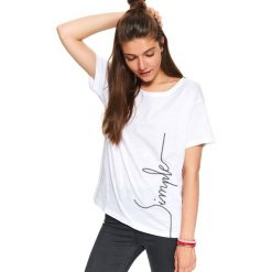 T-shirt z krótkim rękawem i napisem. Białe t-shirty damskie z haftami, z bawełny. W wyprzedaży za 19,99 zł.