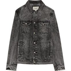 Czarna kurtka jeansowa z efektem sprania. Czarne kurtki męskie Pull&Bear, m, bez wzorów, z jeansu, bez kaptura. Za 62,90 zł.