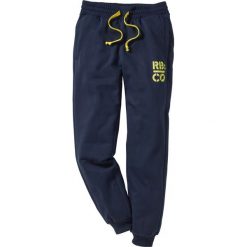 Spodnie dresowe Slim Fit bonprix ciemnoniebieski. Niebieskie rurki męskie bonprix, z nadrukiem, z dresówki. Za 74,99 zł.