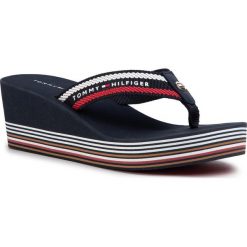 Japonki TOMMY HILFIGER - Stripy Wedge Beach Sandal FW0FW047940 Rwb 0KP. Niebieskie klapki damskie TOMMY HILFIGER, bez wzorów, ze skóry, bez obcasa, na obcasie. W wyprzedaży za 169,00 zł.