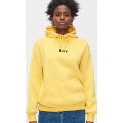 Bluza z napisem - Żółty. Żółte bluzy damskie Cropp, s, z napisami, bez rękawów, bez kaptura. Za 79,99 zł.