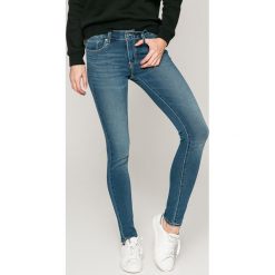 Levi's - Jeansy 711. Czerwone rurki damskie marki Levi's®, z elastanu, z obniżonym stanem. Za 299,90 zł.
