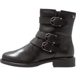 S.Oliver BLACK LABEL Botki kowbojki i motocyklowe black. Czarne botki damskie marki s.Oliver BLACK LABEL, ze skóry, bez obcasa, bez zapięcia. Za 379,00 zł.