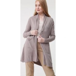 Khaki Kardigan Taliesin. Brązowe swetry damskie Born2be, s, bez wzorów, z długim rękawem, długie, bez kaptura. Za 79,99 zł.