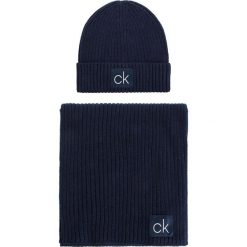 Zestaw Szalik i Czapka CALVIN KLEIN - Basic Rib Scarf & Beanie K50K504107 448. Niebieskie czapki męskie marki Calvin Klein, z bawełny. W wyprzedaży za 279,00 zł.