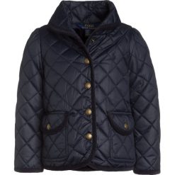 Polo Ralph Lauren BARN JACKET OUTERWEAR Kurtka zimowa collection navy. Niebieskie kurtki chłopięce zimowe marki Polo Ralph Lauren, z materiału. W wyprzedaży za 463,20 zł.