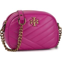 Torebka TORY BURCH - Kira Chevron Small Camera Bag 60227 Crazy Pink 678. Różowe listonoszki damskie Tory Burch, na co dzień, bez wzorów, ze skóry, bez dodatków. Za 1569,00 zł.