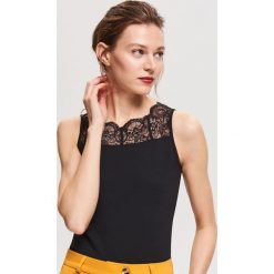 Top z koronkowym dekoltem - Czarny. Czarne topy damskie marki Reserved, s, bez wzorów, z koronki, bez kołnierzyka. Za 49,99 zł.