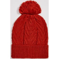 Czapka z pomponem - Bordowy. Czerwone czapki damskie Sinsay, bez wzorów. Za 14,99 zł.