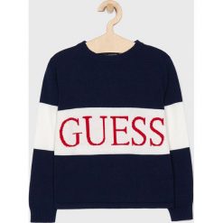 Guess Jeans - Sweter dziecięcy 118-175 cm. Niebieskie swetry chłopięce Guess Jeans, z aplikacjami, z bawełny, z okrągłym kołnierzem. W wyprzedaży za 169,90 zł.
