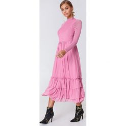 Sukienki: NA-KD Trend Siateczkowa sukienka z falbanką – Pink