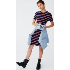 Sukienka basic w paski. Czerwone sukienki damskie Pull&Bear, w paski, bez kołnierzyka, bez rękawów. Za 59,90 zł.