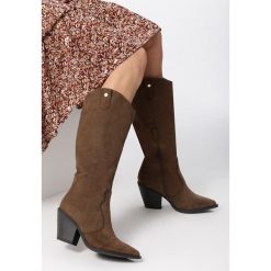 Oliwkowe Kozaki Brunt. Zielone kozaki damskie Born2be, eleganckie, z okrągłym noskiem, bez obcasa, na obcasie, z paskami. Za 159,99 zł.