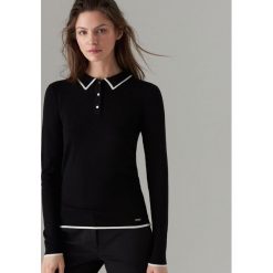 Dopasowany sweter z kołnierzykiem - Czarny. Czarne swetry damskie Mohito, s, bez wzorów, bez rękawów, bez kaptura. Za 79,99 zł.