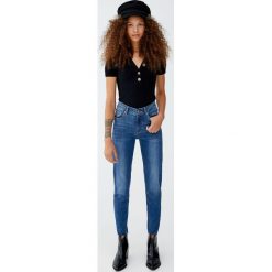 Jeansy skinny fit capri. Niebieskie jeansy damskie skinny marki Pull&Bear, z jeansu. Za 79,90 zł.