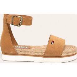 Tommy Jeans - Sandały skórzane. Klapki damskie Tommy Jeans, bez wzorów, z jeansu, bez obcasa, na obcasie. W wyprzedaży za 299,90 zł.