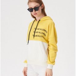 Bluza z neonowym panelem - Żółty. Żółte bluzy damskie Sinsay, s, bez wzorów, bez rękawów, bez kaptura. Za 59,99 zł.
