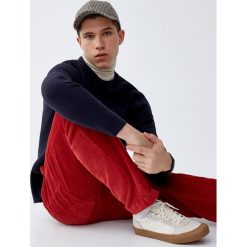 Sweter wykonany podwójnym ściegiem. Brązowe swetry klasyczne męskie Pull&Bear, m, z podwójnym kołnierzykiem. Za 109,00 zł.