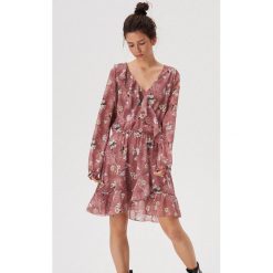Kopertowa sukienka w kwiaty - Wielobarwny. Sukienki damskie Sinsay, s, w kwiaty, bez kołnierzyka, bez rękawów, kopertowe. Za 59,99 zł.