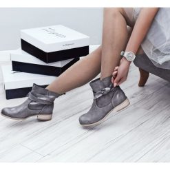Botki - skóra naturalna - model 458 - kolor szary. Szare botki damskie Zapato, z jeansu, eleganckie, z okrągłym noskiem, bez obcasa, na płaskiej podeszwie, bez zapięcia. W wyprzedaży za 299,25 zł.