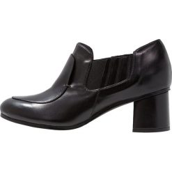 Erika Rocchi Ankle boot nero. Czarne czółenka damskie marki Erika Rocchi, bez wzorów, ze skóry, bez obcasa. Za 759,00 zł.