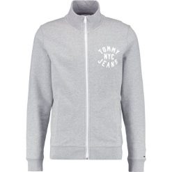 Tommy Jeans ESSENTIAL GRAPHIC TRACK Bluza rozpinana light grey heather. Szare bluzy męskie Tommy Jeans, s, z bawełny. W wyprzedaży za 381,65 zł.