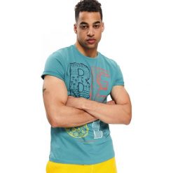 T-shirt z nadrukiem. Niebieskie t-shirty męskie Top Secret, na zimę, m, z nadrukiem, z bawełny, klasyczne, z klasycznym kołnierzykiem, krótkie. W wyprzedaży za 19,99 zł.