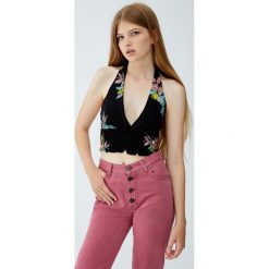 Wzorzysty top z odkrytymi plecami. Czarne topy damskie Pull&Bear, bez wzorów, bez kołnierzyka, bez rękawów. Za 39,90 zł.